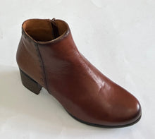 Load image into Gallery viewer, Zeta Gaspara Black &amp; Tan, Heel &amp; Inside Zip
