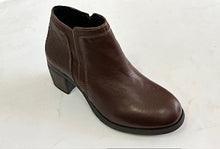 Load image into Gallery viewer, Zeta Rax Short Boot Black &amp; Chocolate Heel &amp; Inside Zip
